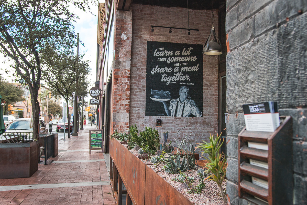 Anthony Bourdain mural at the patio at Ten55 Brewing and Sausage House (Credit: Jackie Tran)