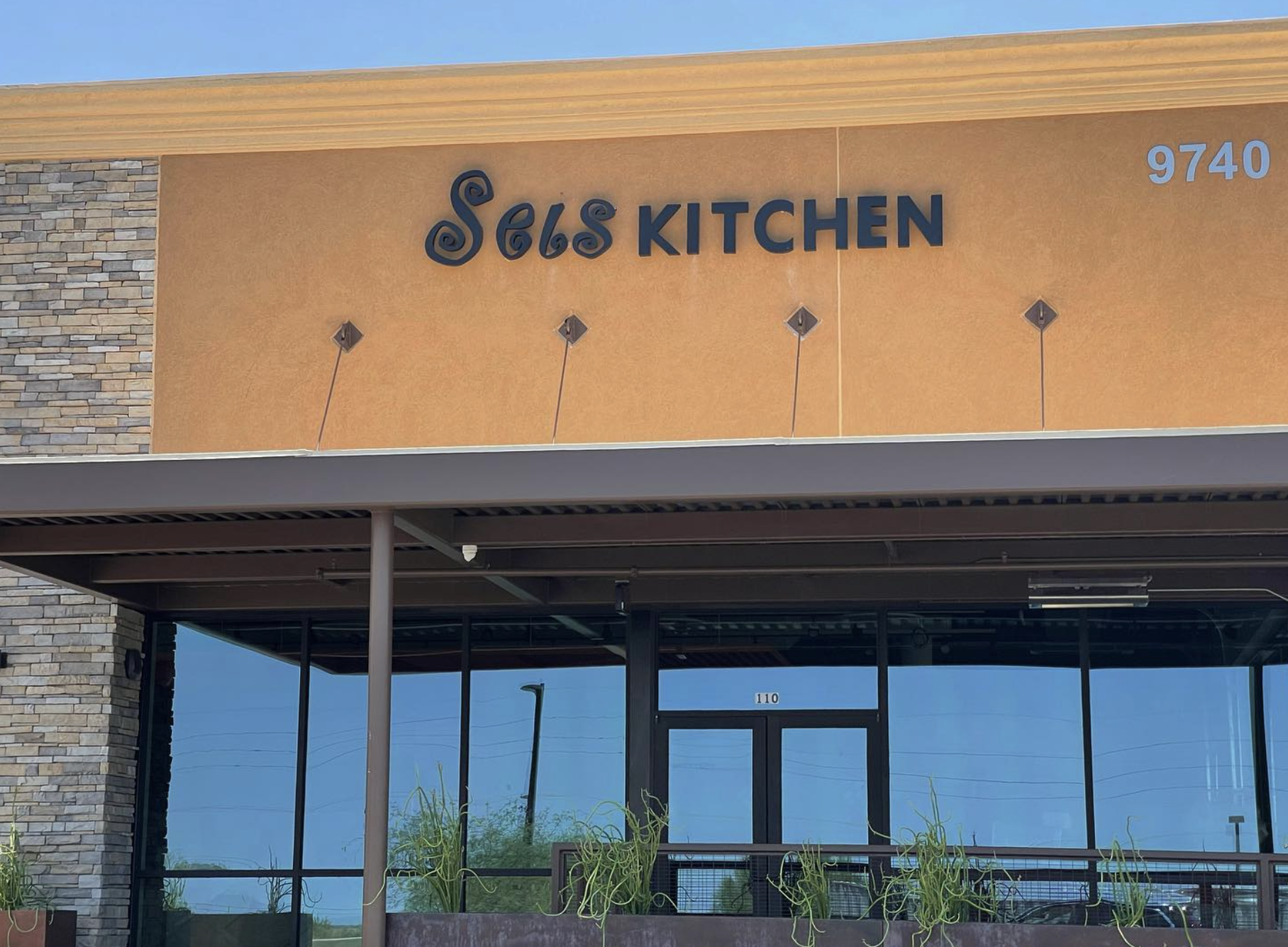 Seis Kitchen