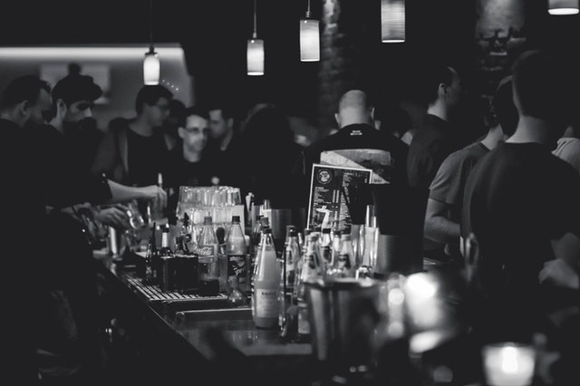 (pexels/<a href="https://www.pexels.com/photo/adult-alcohol-bar-bartender-274192/" target="_blank">PIXABAY</a>) A crowded bar of Tucson in winter - a busy time for Tuscon's restaurant industry