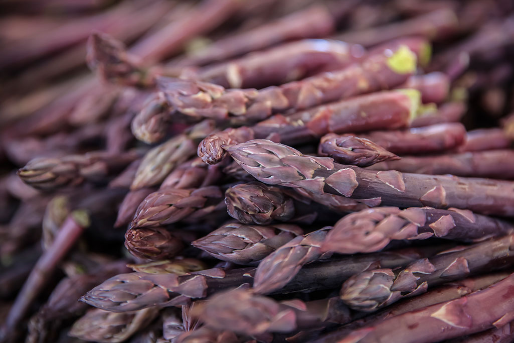 Asparagus at Heirloom Farmers Market (Credit: Pedro Romano)